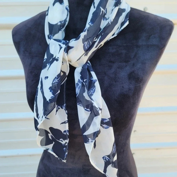 Womens Scarf Chiffon Floral Black White Triangle 49" x 31" NEW - Picture 8 of 8